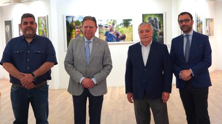 El Alcalde inaugura en Trascorrales la exposición fotográfica "Un nómada ante la diversidad" de Emilio Cueto