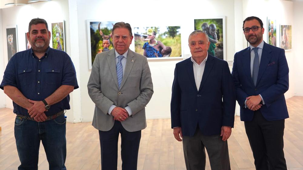 Imagen El Alcalde inaugura en Trascorrales la exposición fotográfica "Un nómada ante la diversidad" de Emilio Cueto