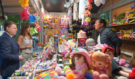 El Alcalde visita el Mercadillo de San Mateo como muestra de apoyo al comercio y a los artesanos